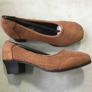 New Comfort-Well by Beacon Stretch N Form Low Pumps Chestnut,Size 6W, …